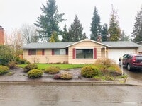 Building Photo - Great location in Milwaukie, OR! 3 bedroom 1 bath home with a large yard!