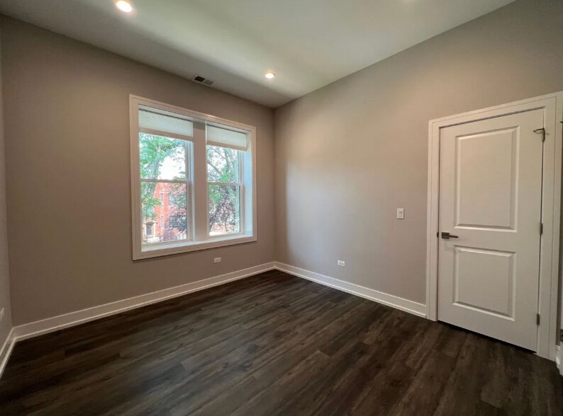 Building Photo - 4851 N Claremont Ave