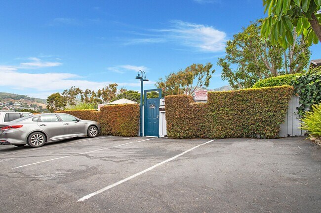 Building Photo - Centrally Located in the heart of Laguna Village