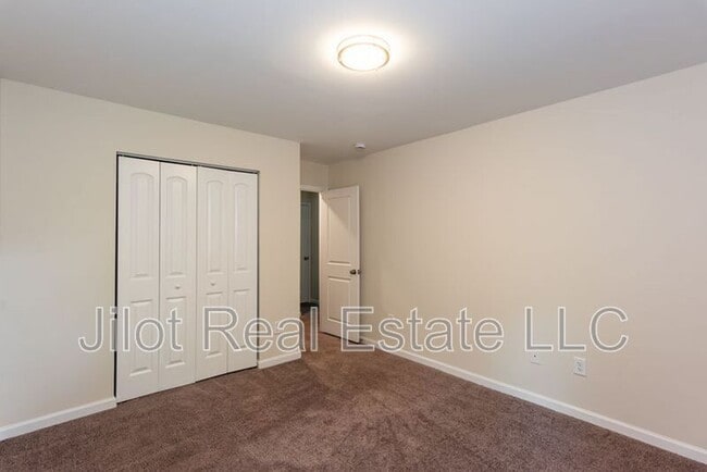 Building Photo - 2015 Oak Park Ln