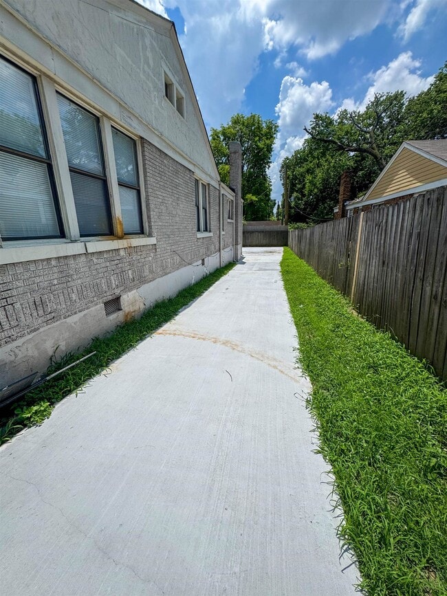 Building Photo - 1659 Jackson Ave