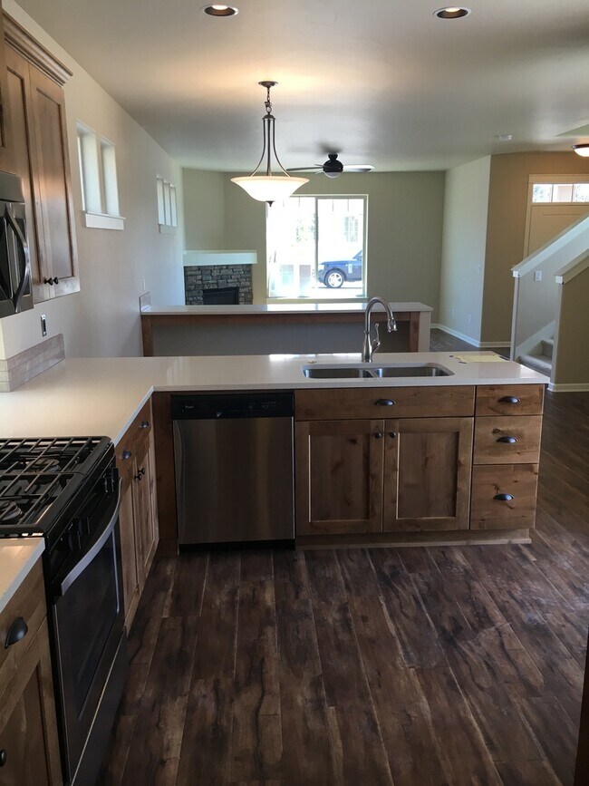 Building Photo - Beautiful Pahlisch home w/great floor plan...