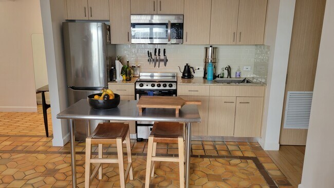 Building Photo - 2800 Pine Tree Dr