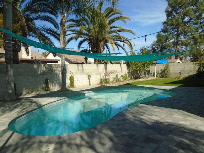 Building Photo - NW-WITH POOL !