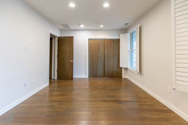 Building Photo - 1330 Montello Ave NE