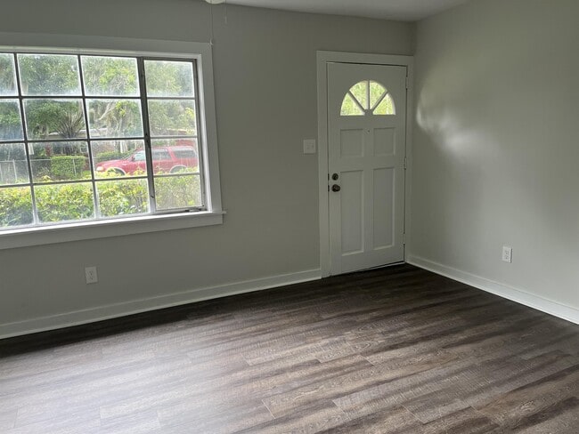 Building Photo - 1420 E 57th St