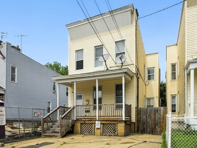 Building Photo - 32 Gardner Ave