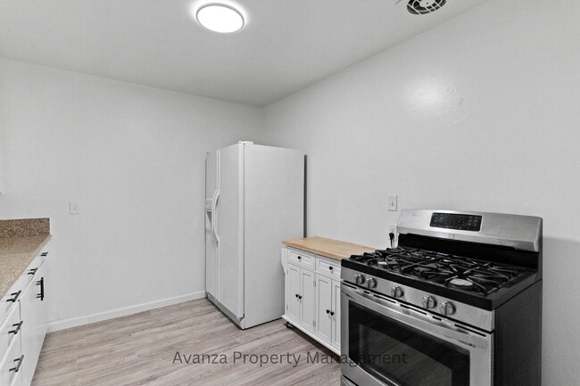 Building Photo - Fresno Mayfair District - 4 Bedroom Home  1 Year Lease