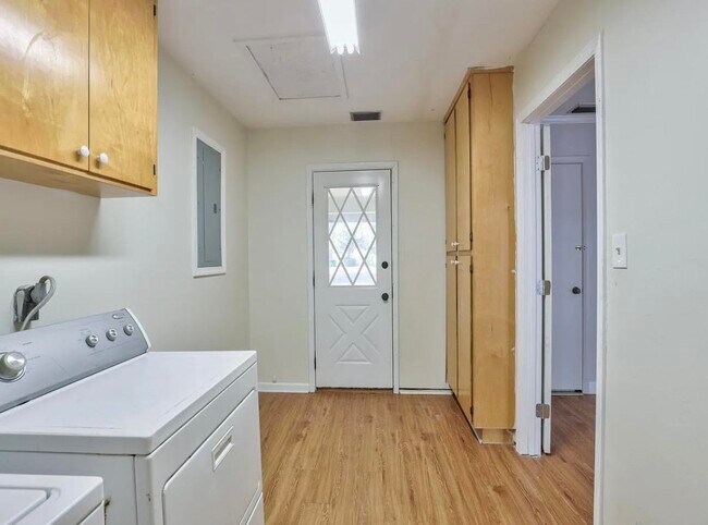 Building Photo - 2093 Greenwood Dr