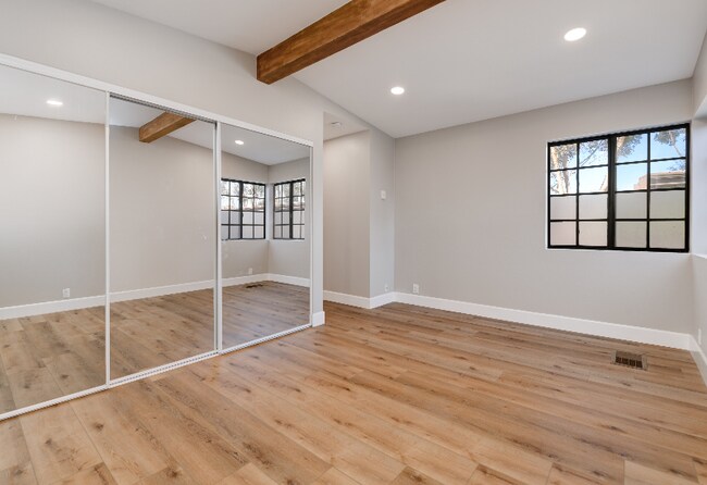 Building Photo - 8860 Villa La Jolla Dr