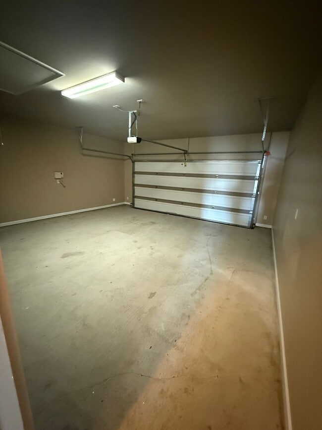 Building Photo - New Lake Front Home in Magnolia Lakes off Burbank Near Staring