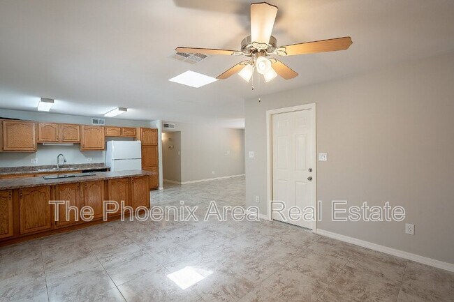 Building Photo - 522 E Balboa Dr