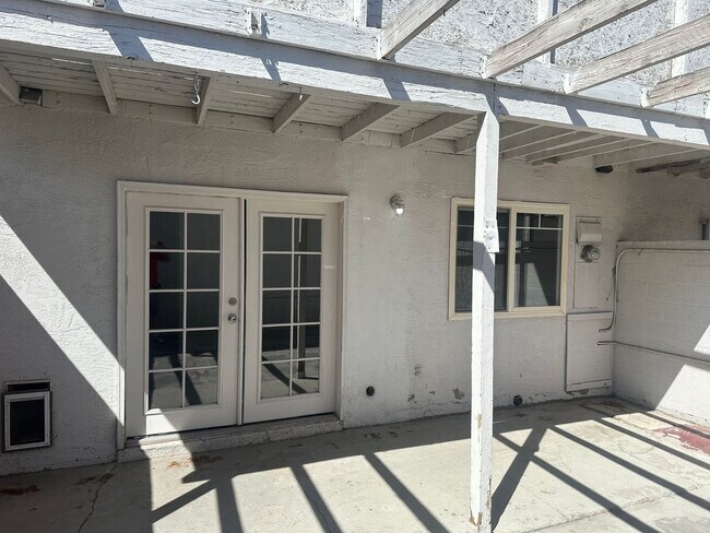 Building Photo - SE!!! Townhouse, Community Pool, Clubhouse...