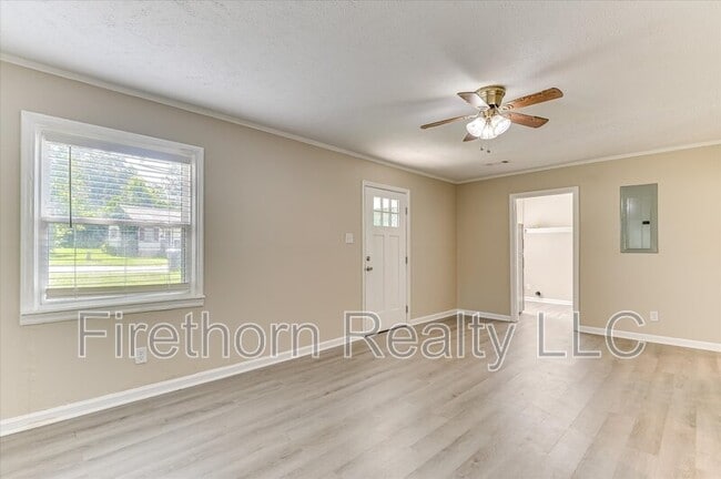 Building Photo - 924 Royalette Ave