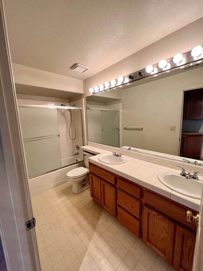 Building Photo - Huge 2 Story 5 Bedroom 3 Car Garage Home w...