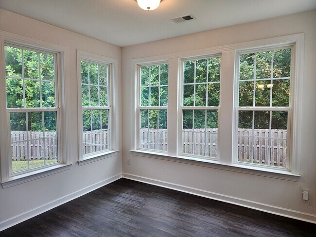 Building Photo - Beautiful unfurnished 3 bed 2.5 bath home ...