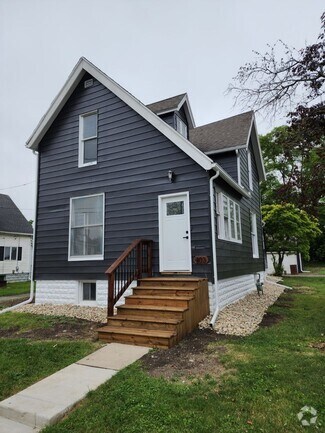 Building Photo - Fully Remodeled 5BR Home with 3-Car Garage...