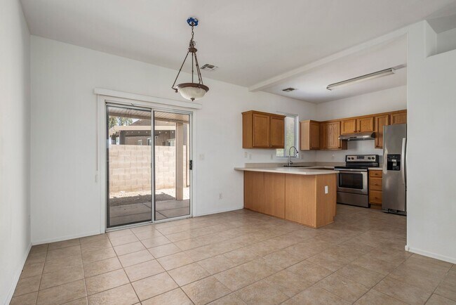 Building Photo - Beautiful 3 bedroom patio home with open f...