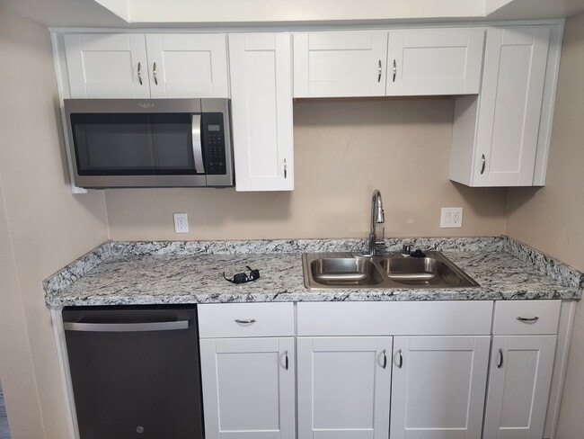 Building Photo - 696 Garfield Ave