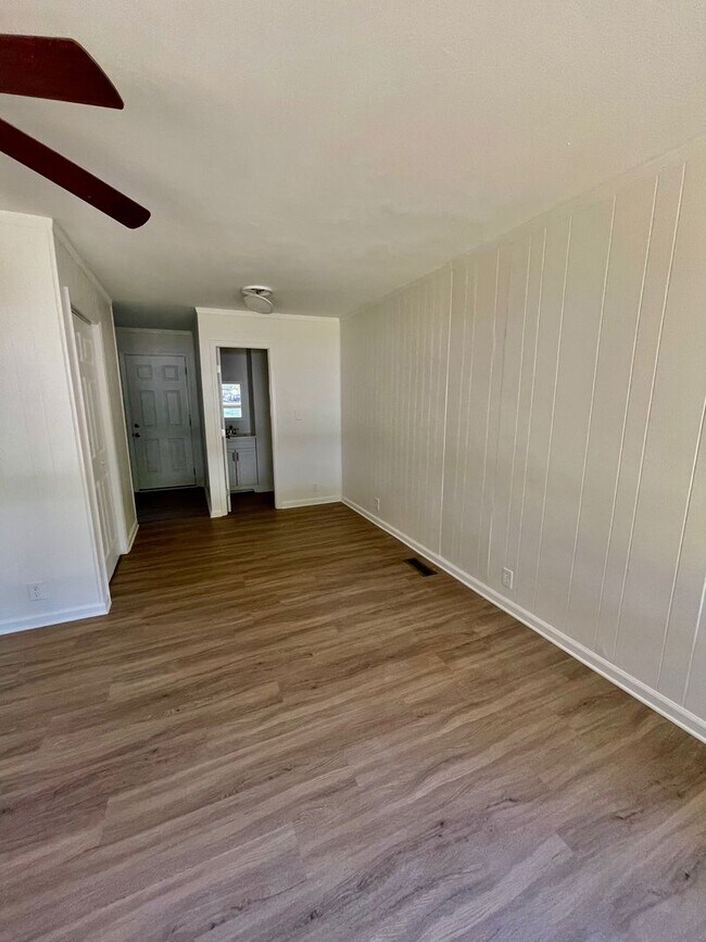 Building Photo - 210 Meadow Dr