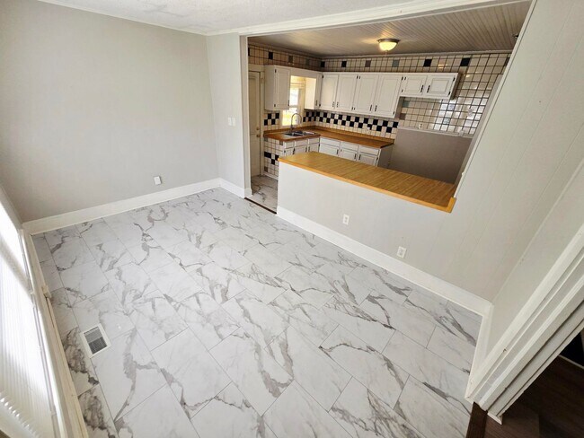 Building Photo - Great 2 bedrooms Home