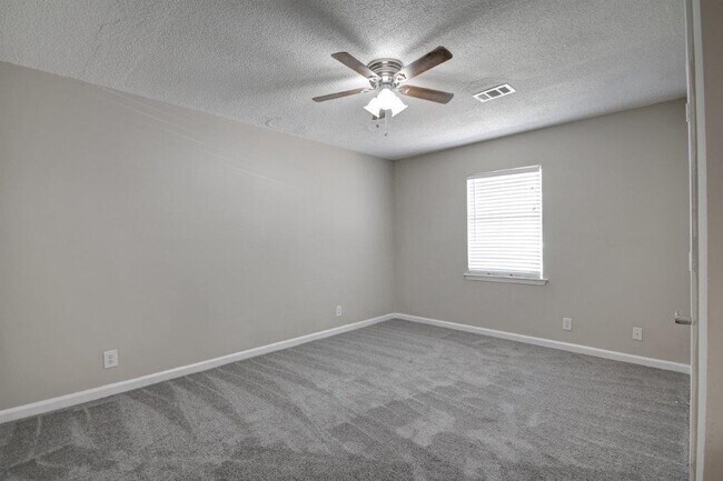 Building Photo - 925 Westland Dr SW