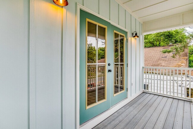 Building Photo - 312 E Blount St