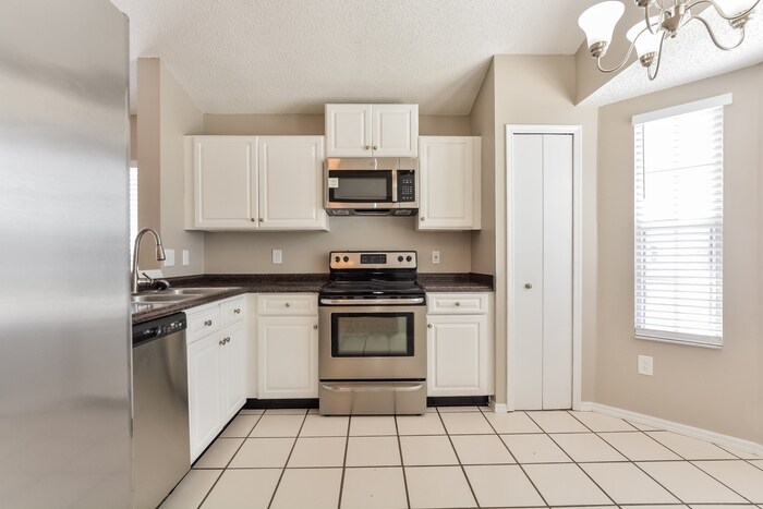 Building Photo - 1121 Shoshanna Dr