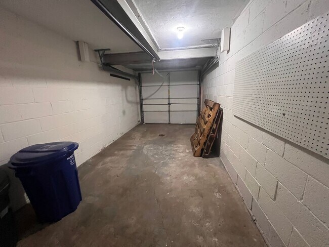 Building Photo - 1121 Clippert St
