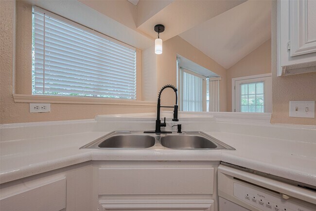 Building Photo - 15827 Beechnut St