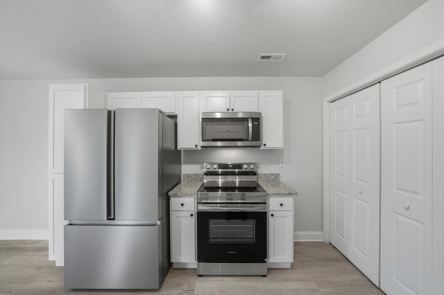 Building Photo - 1912 Laurel Ln