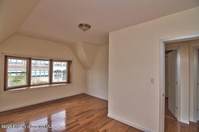 Building Photo - 533 Quincy Ave