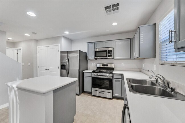 Building Photo - 3 Bedroom Home with Gorgeous Kitchen.