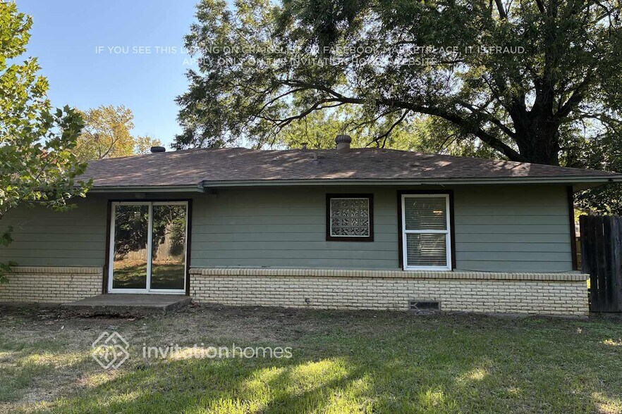 Building Photo - 303 N Cherry St