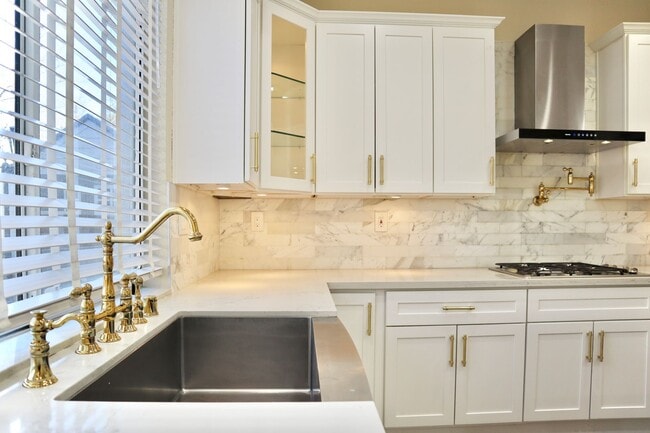 Building Photo - Luxurious 3-bedroom home - beautiful, must...