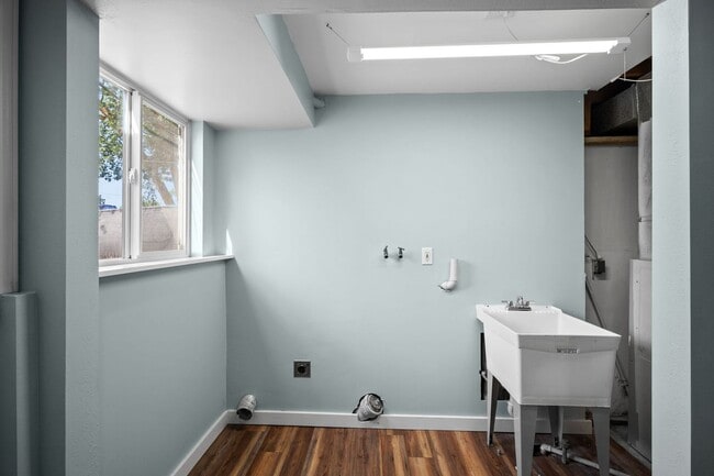 Building Photo - 4 Bedroom Northeast Spokane Home - Availab...