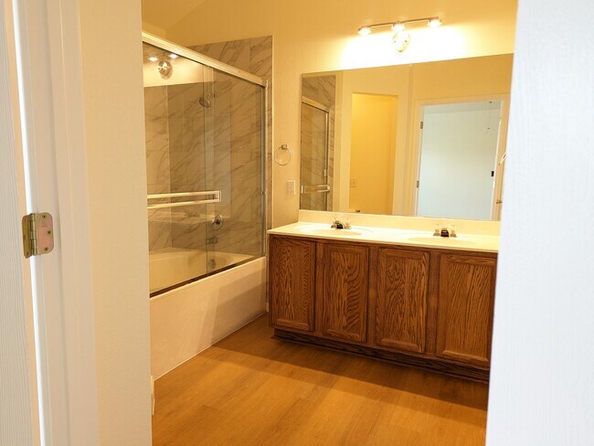 Master bathroom - 4717 Lake Champlain Ln