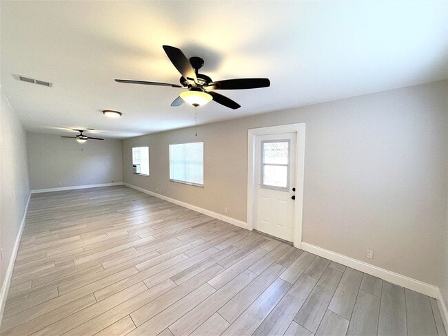 Building Photo - ** CENTRAL NAPLES ** 3 BED + DEN / 2 BATH ** GARAGE - NO HOA! ** ANNUAL RENTAL **