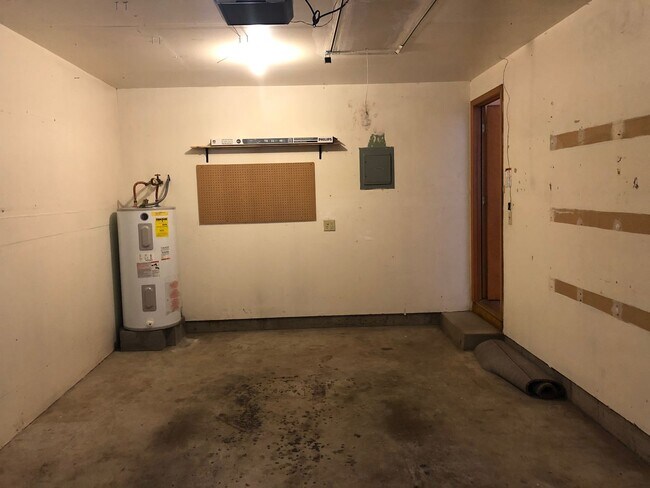 Building Photo - 2-bedroom 2-bathroom duplex with 2 garages in Eugene!