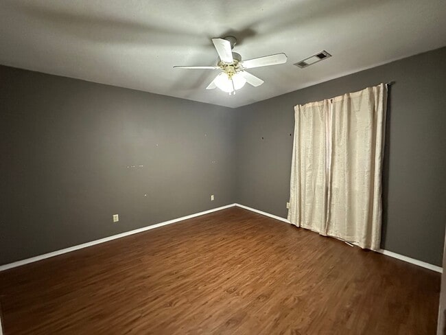 Building Photo - 301 Holly St