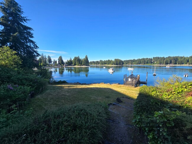 Building Photo - Lower Unit in Prime Bremerton Location wit...