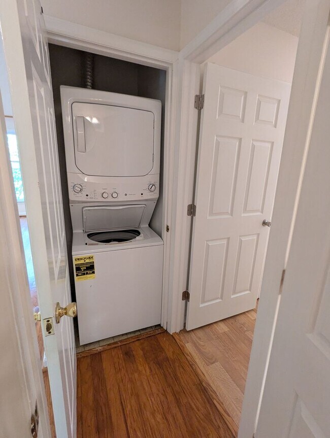 Building Photo - Beautiful townhouse with lakeside views, convenient to Chapel Hill and Durham!