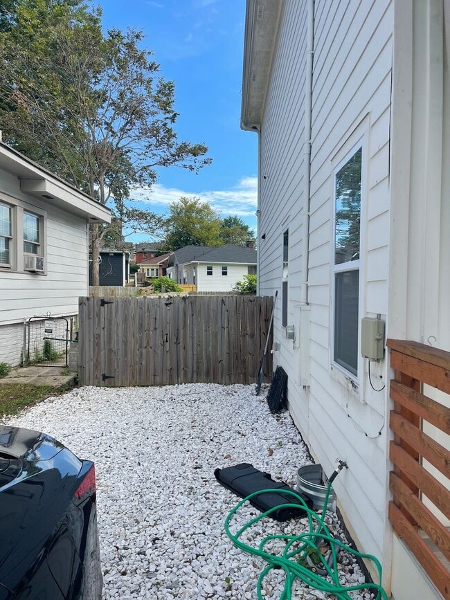 Building Photo - Convenient Living in West End