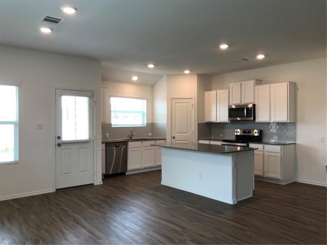 Building Photo - 107 Ozark Dr