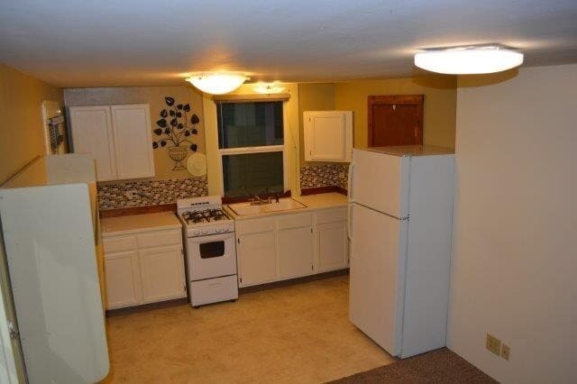 Building Photo - CUTE, COZY CABIN , 1 bedroom studio detached house