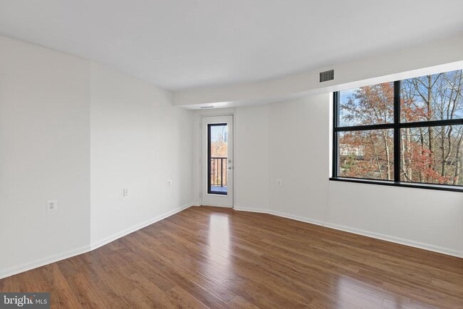 Building Photo - 10101 Grosvenor Pl