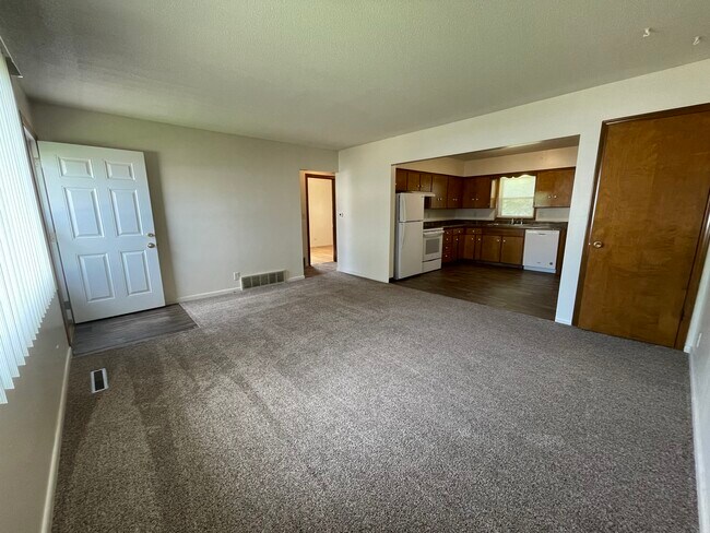 Building Photo - 2208 Chanticleer St