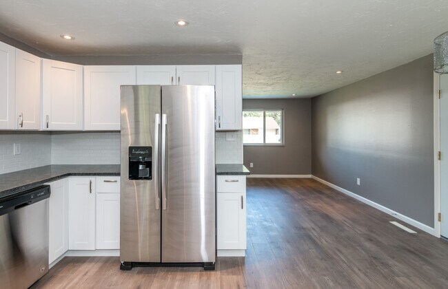 Building Photo - 6450 Chippingdon Dr