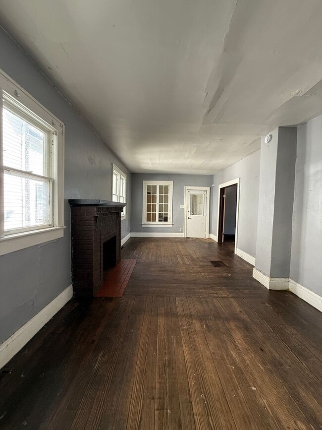 Building Photo - Large 4 bedroom Home