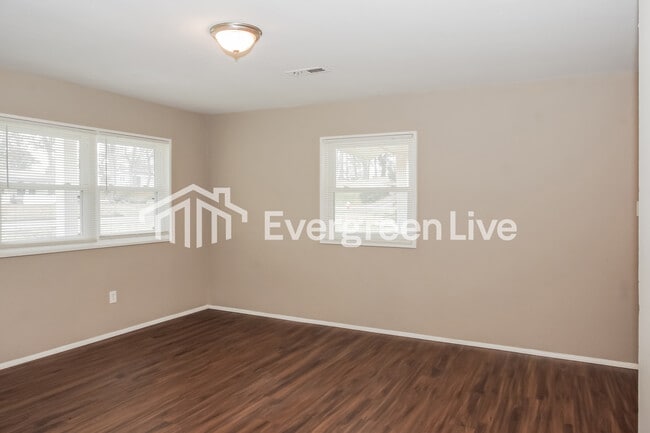 Building Photo - 1004 8th Ave SW